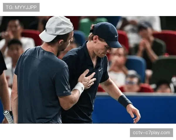 特写镜头：比赛因球迷向场内投掷网球中断，球员协助工作人员清理